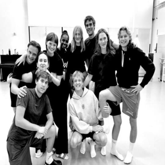 Ensemblet i Sommerteatret i Oslo samlet i prøvesalen