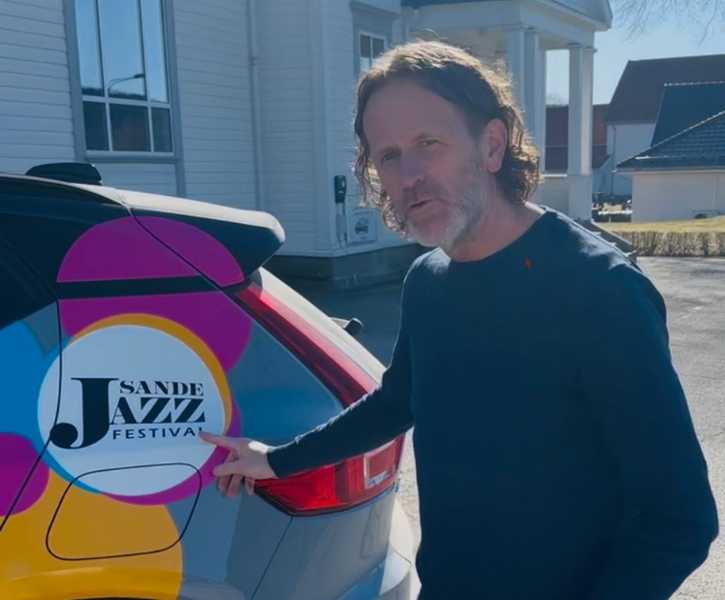 Ove Andheim ved bilen med logoen til Sande Jazzfestival