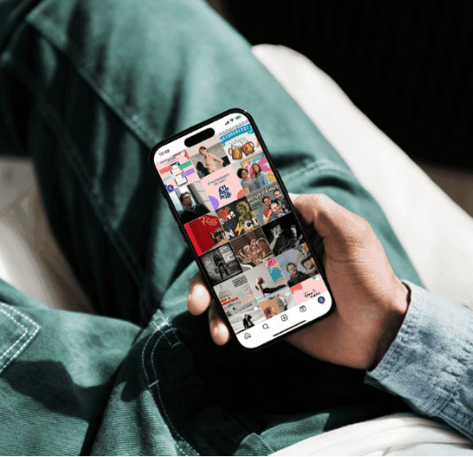 Hånd som blar gjennom en strøm av arrangementsplakater på mobilen